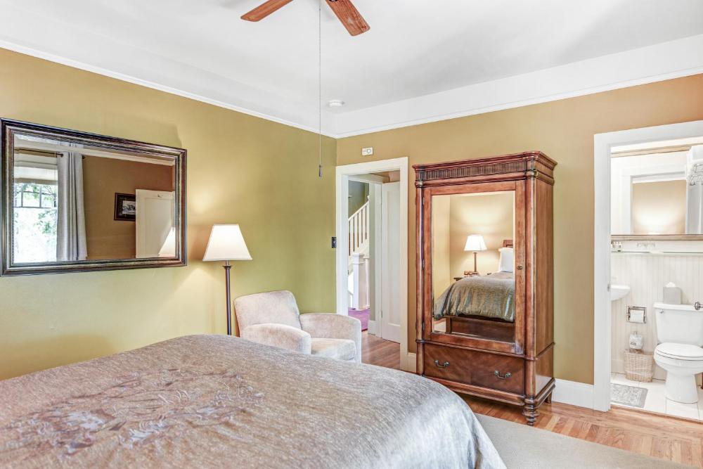Queen Room interior