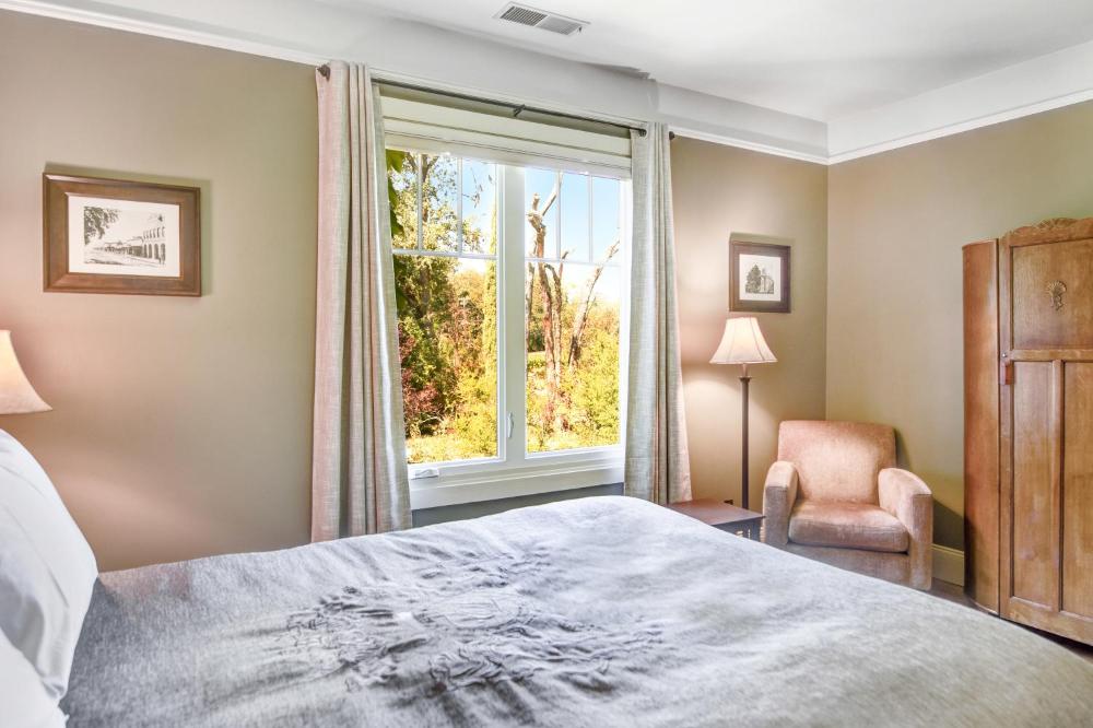 Queen Room interior